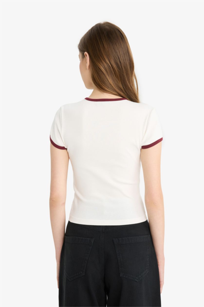 Kadın Kırık Beyaz Fitted Bisiklet Yaka Baskılı Ribana Kısa Kollu Tişört