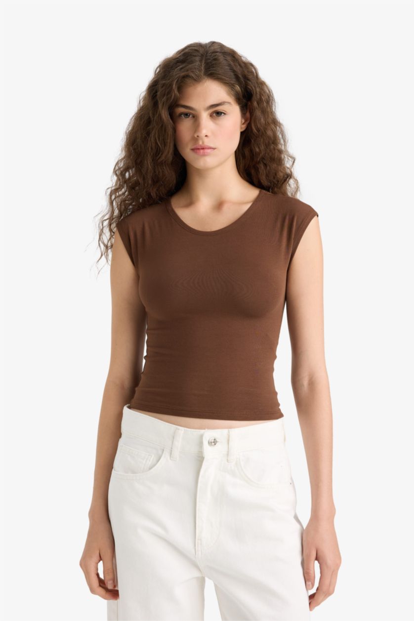 Woman Brown Fitted Crew Neck Short Sleeve T-Shirt