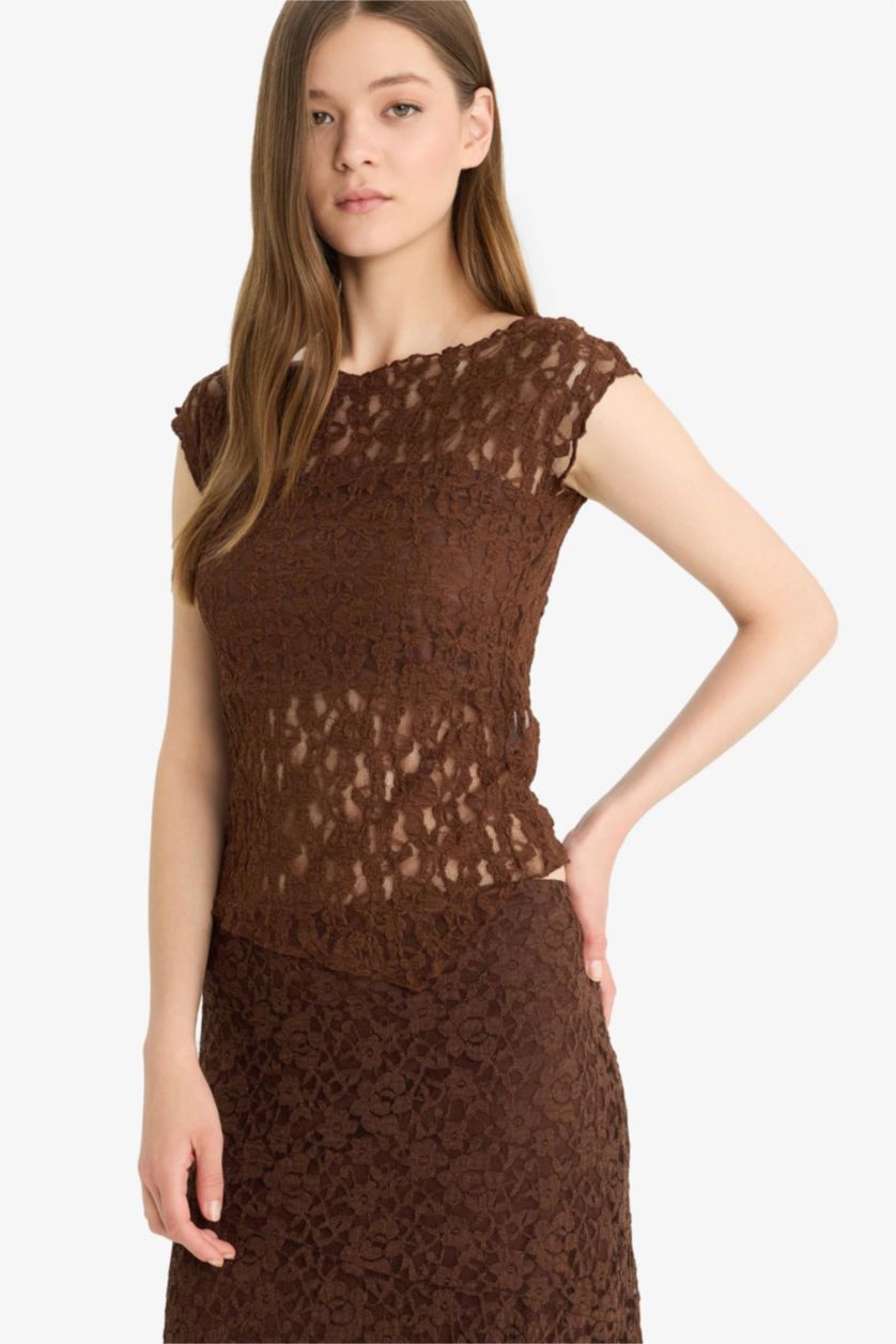 Woman Light Brown بلوزة نص ردن مخصر دانتيل بياخة مستديرة