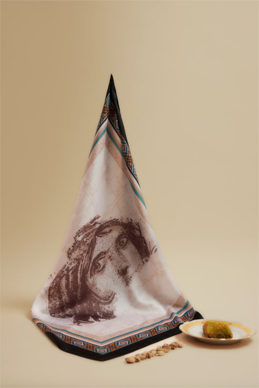 Kadın Kahve Kadın Zeugma Temalı Fular