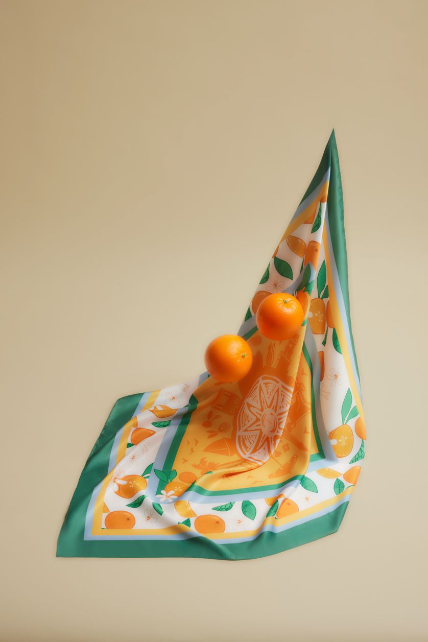 Kadın Turuncu Kadın Antalya Temalı Fular