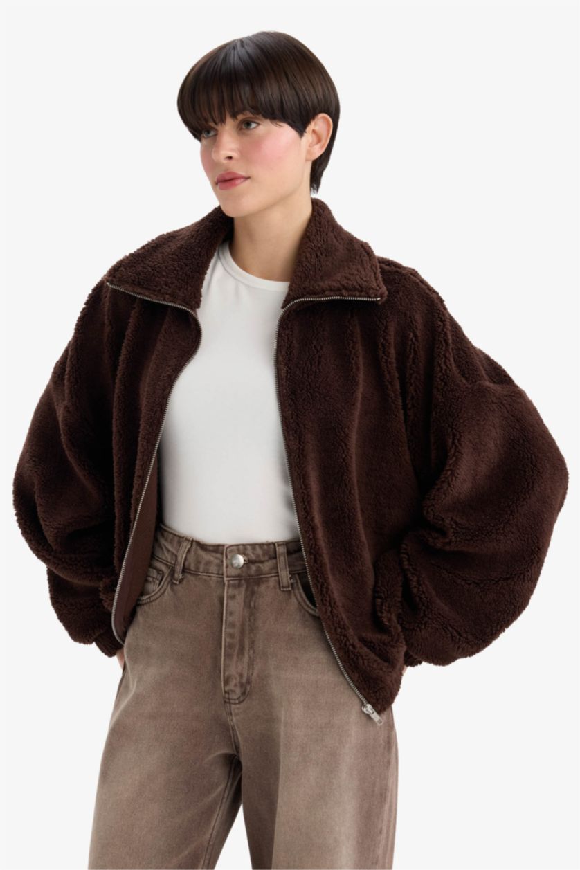 حريمي بني سويت شيرت اوفر سايز قطيفة فرو بياقة بولو بسوسته