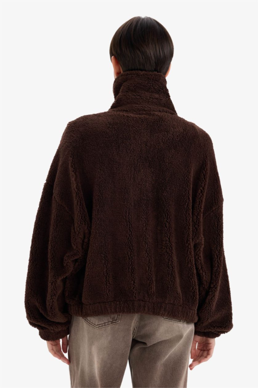 حريمي بني سويت شيرت اوفر سايز قطيفة فرو بياقة بولو بسوسته