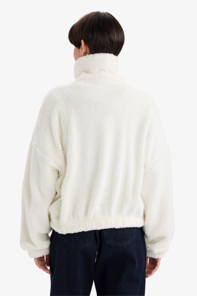 حريمي بيج فاتح سويت شيرت اوفر سايز قطيفة فرو بياقة بولو بسوسته