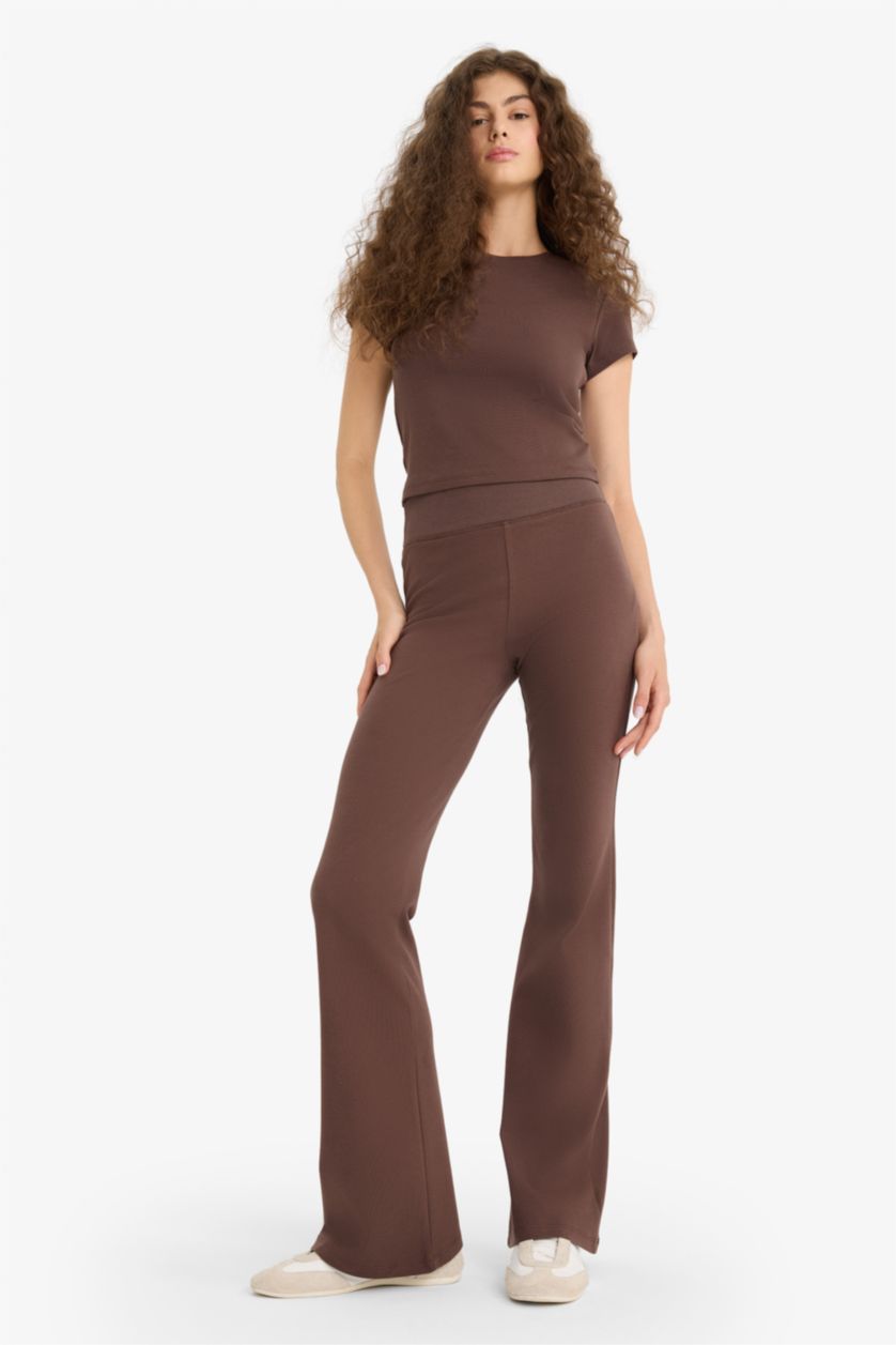 حريمي بني طقم تيشيرت نص كم وبنطلون ليجن - قطعتين