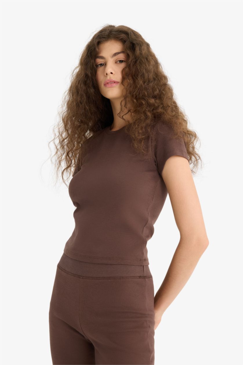 حريمي بني طقم تيشيرت نص كم وبنطلون ليجن - قطعتين