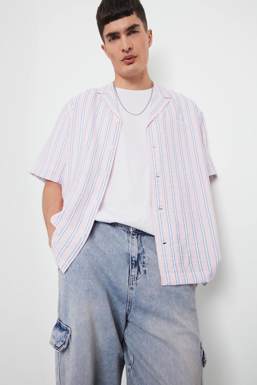 Erkek Açık Pembe Relax Fit Apaş Yaka Baskılı Dokuma Çizgili Kısa Kollu Gömlek