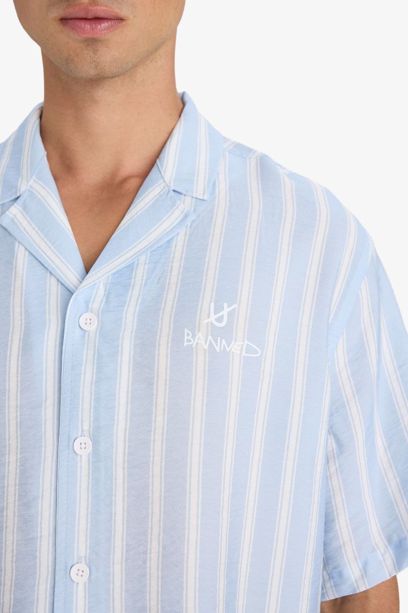 Erkek Mavi Relax Fit Apaş Yaka Baskılı Dokuma Çizgili Kısa Kollu Gömlek