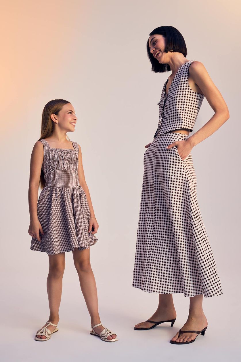 Әйелдерге Қоңыр басып шығарылған a сызығы максималды ұзындық Тоқылған юбка