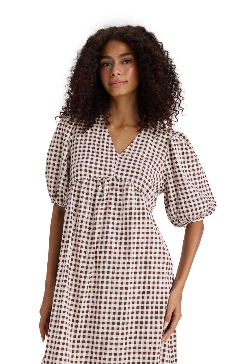 Kadın Kahve V Yaka Kareli Gofre Dokulu Kısa Kollu Midi Elbise