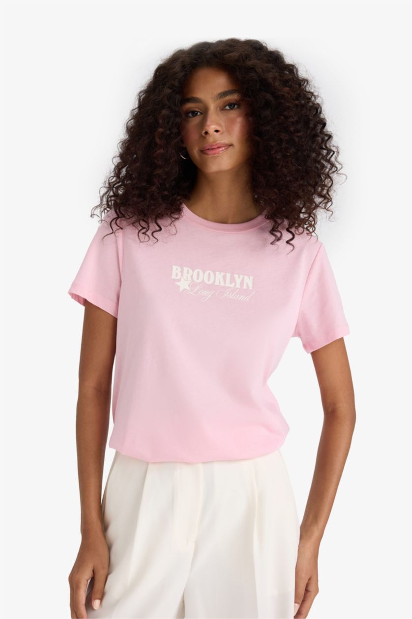 نساء زهري فاتح تيشيرت نص ردن ممشط قصة عادية وياخة مستديرة