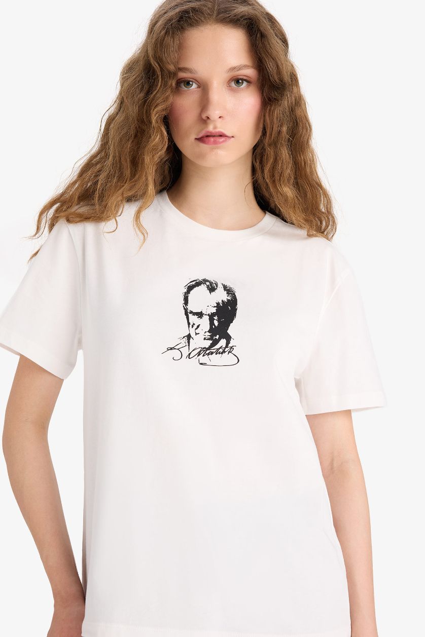 Kadın Kırık Beyaz %100 Pamuk Regular Fıt Atatürk Baskılı Tişört