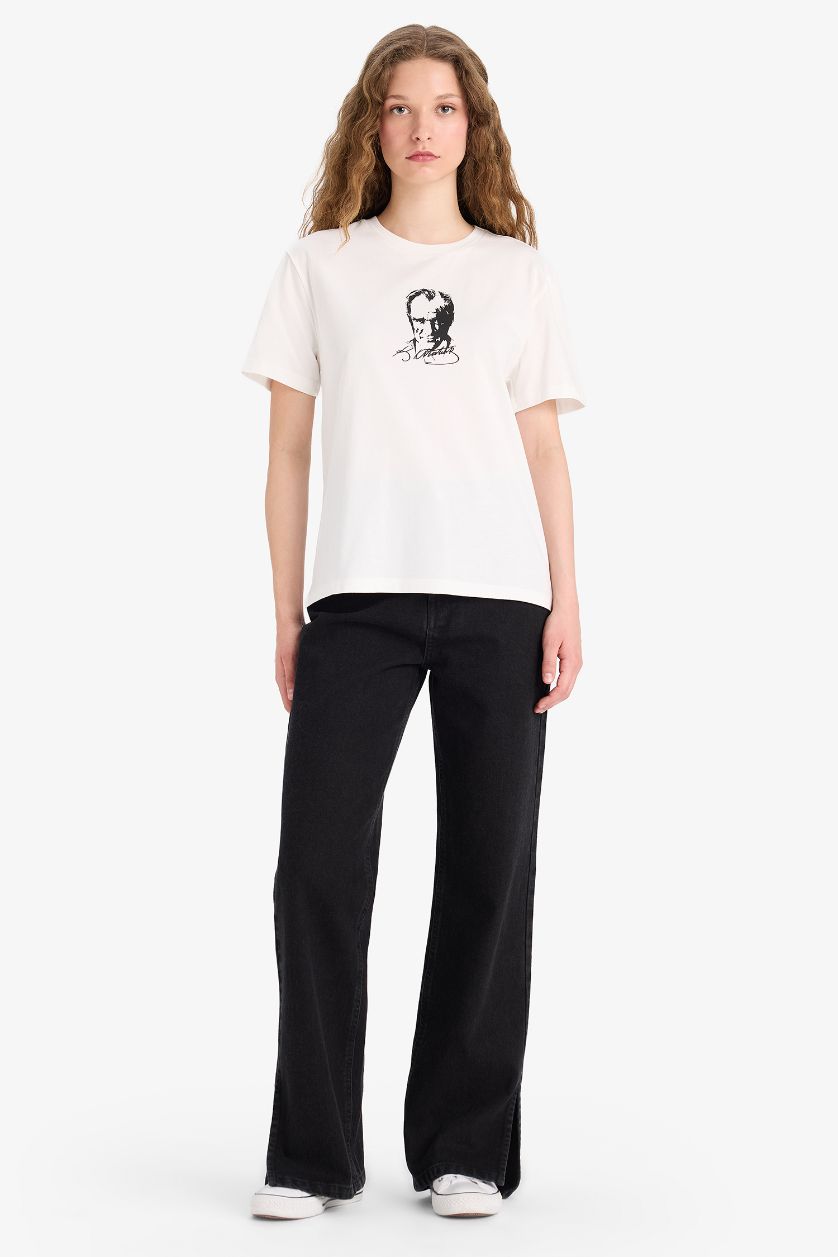 Kadın Kırık Beyaz %100 Pamuk Regular Fıt Atatürk Baskılı Tişört