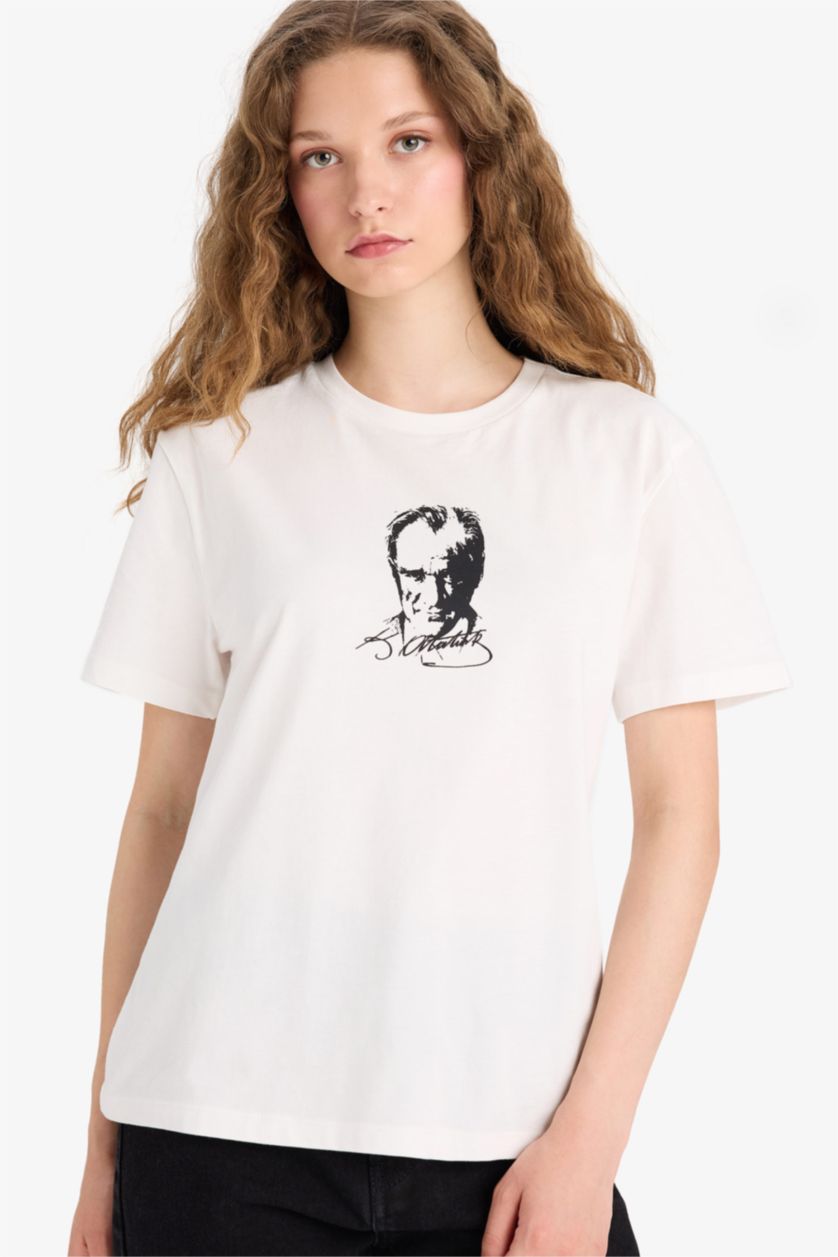 Kadın Kırık Beyaz %100 Pamuk Regular Fıt Atatürk Baskılı Tişört