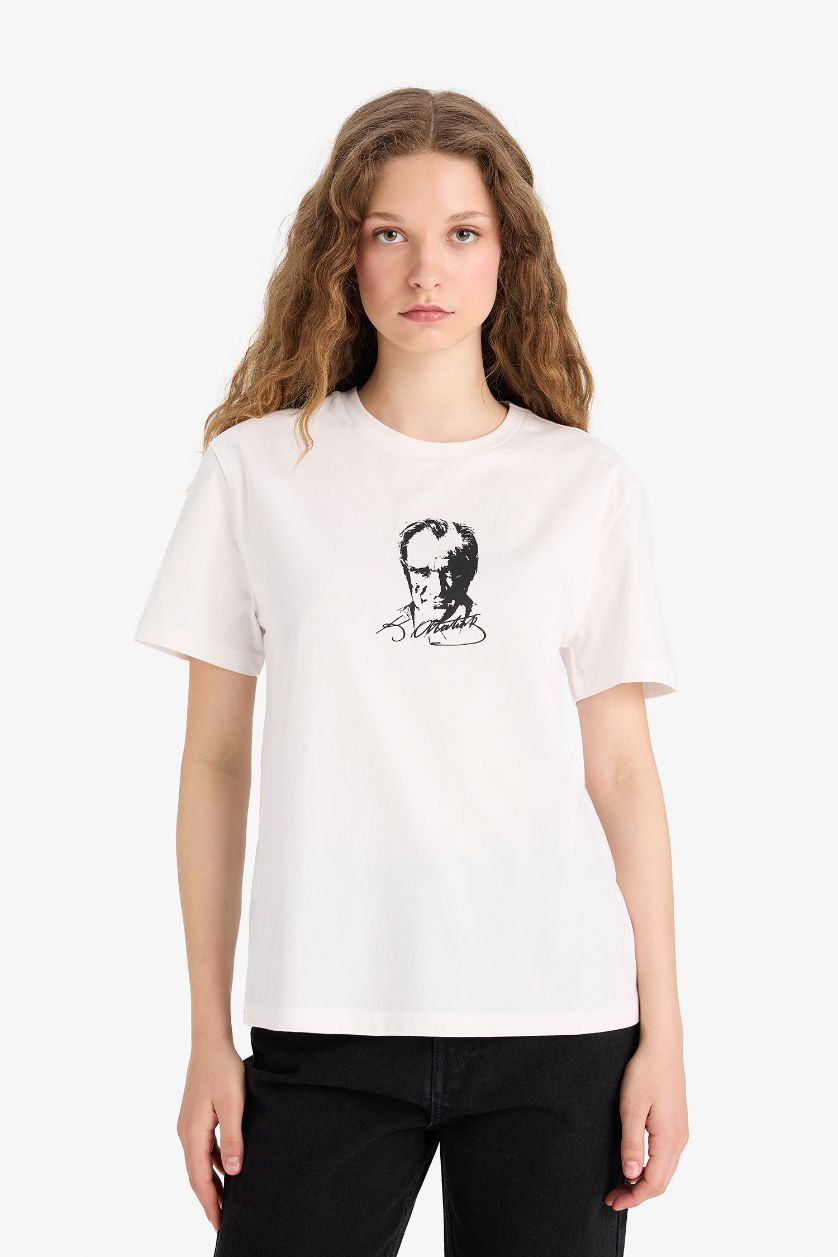 Kadın Kırık Beyaz %100 Pamuk Regular Fıt Atatürk Baskılı Tişört