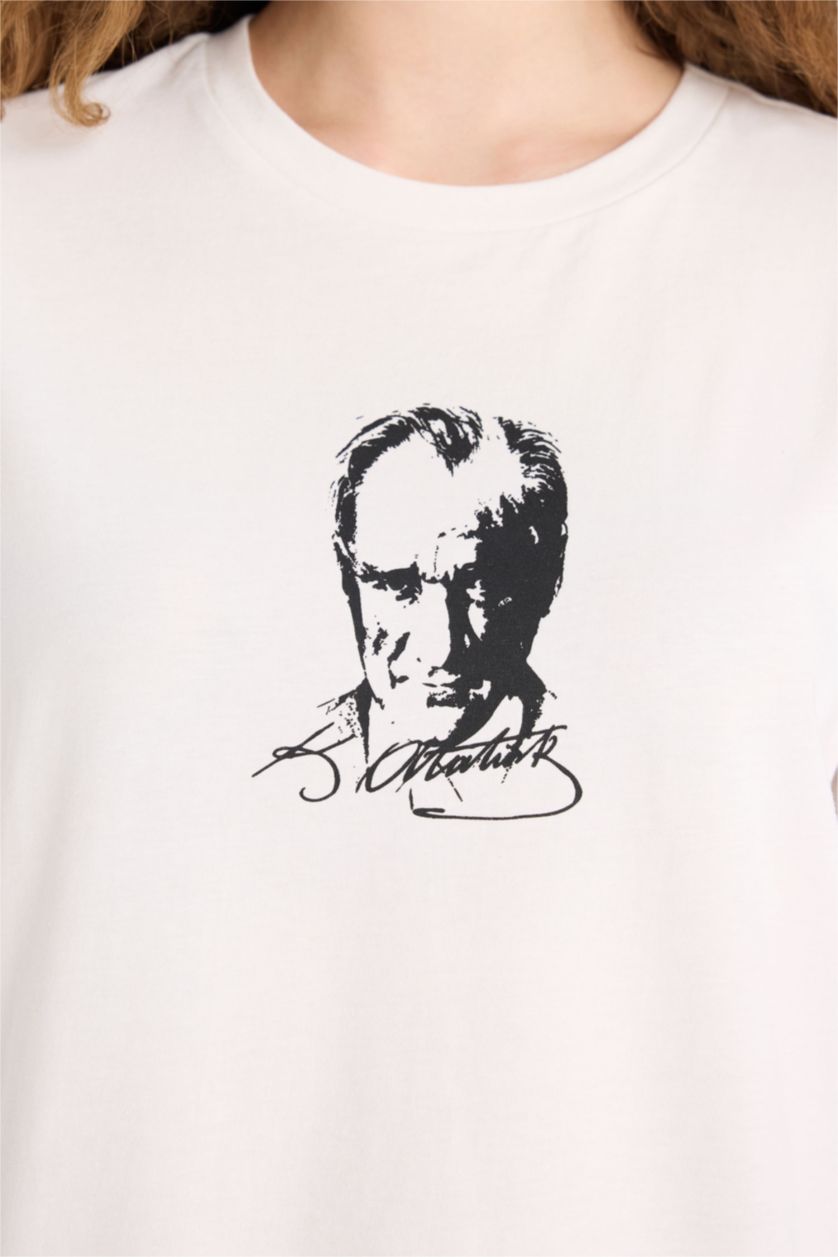 Kadın Kırık Beyaz %100 Pamuk Regular Fıt Atatürk Baskılı Tişört