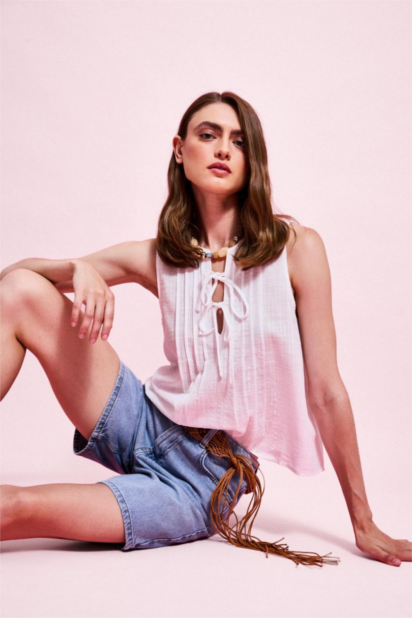 نساء بيج فاتح Regular Fit Crew Neck Sleeveless Top
