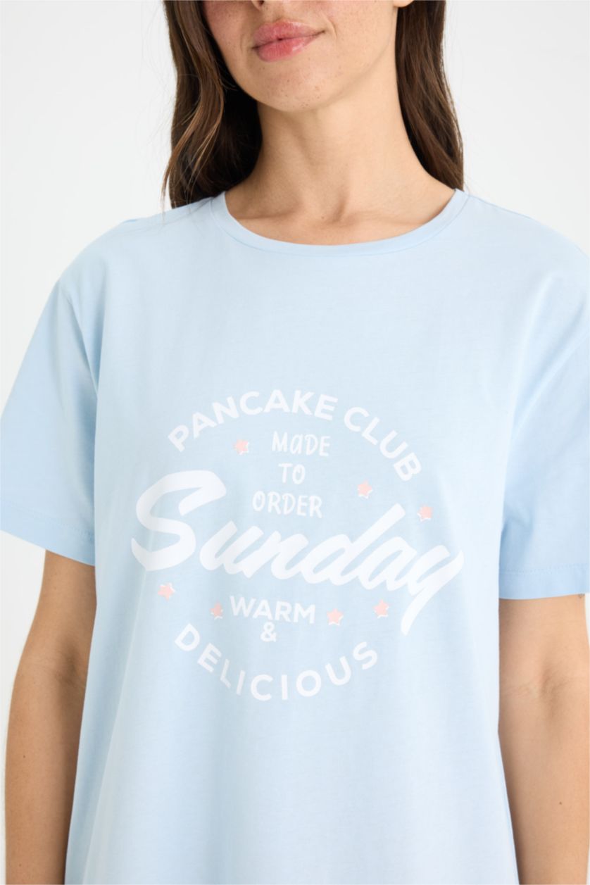 Kadın Açık Mavi Regular Fit Bisiklet Yaka Sırt Baskılı Kısa Kollu Gecelik