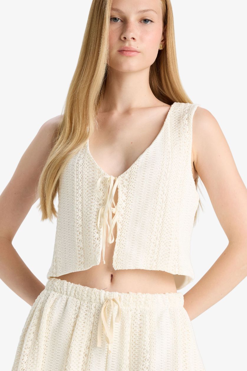 Kadın Ekru Loose Fit V Yaka Triko Görünümlü Önden Bağlamalı Kolsuz Bluz