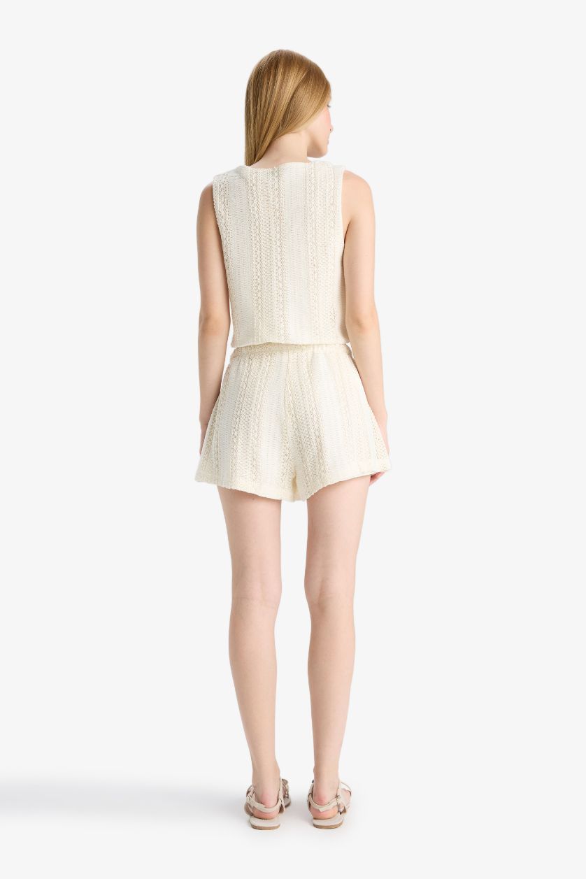 حريمي اوف وايت شورت ذو مظهر تريكو