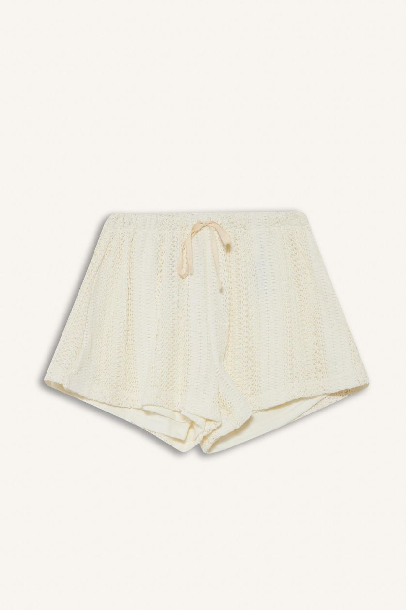 حريمي اوف وايت شورت ذو مظهر تريكو