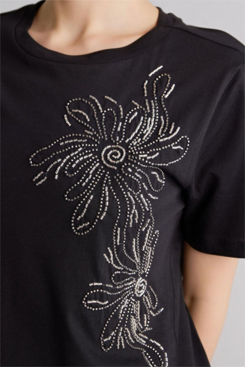 نساء أسود تيشيرت نص ردن مطرز قصة عادية وياخة مستديرة