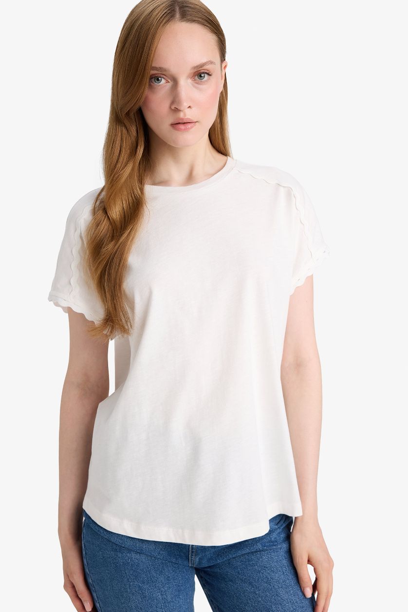 نساء بيج فاتح تيشيرت نص ردن قطن قصة عادية