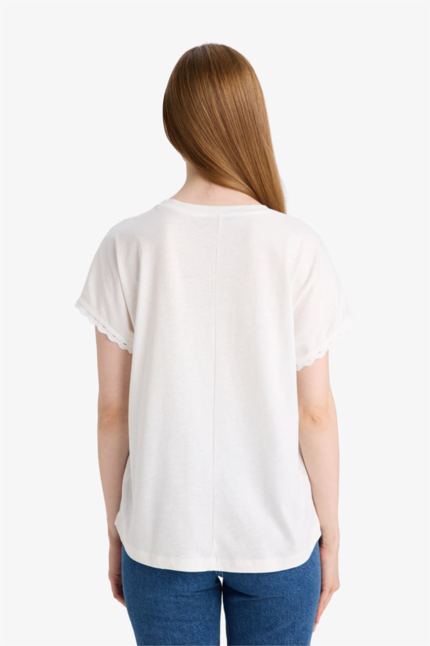 نساء بيج فاتح تيشيرت نص ردن قطن قصة عادية