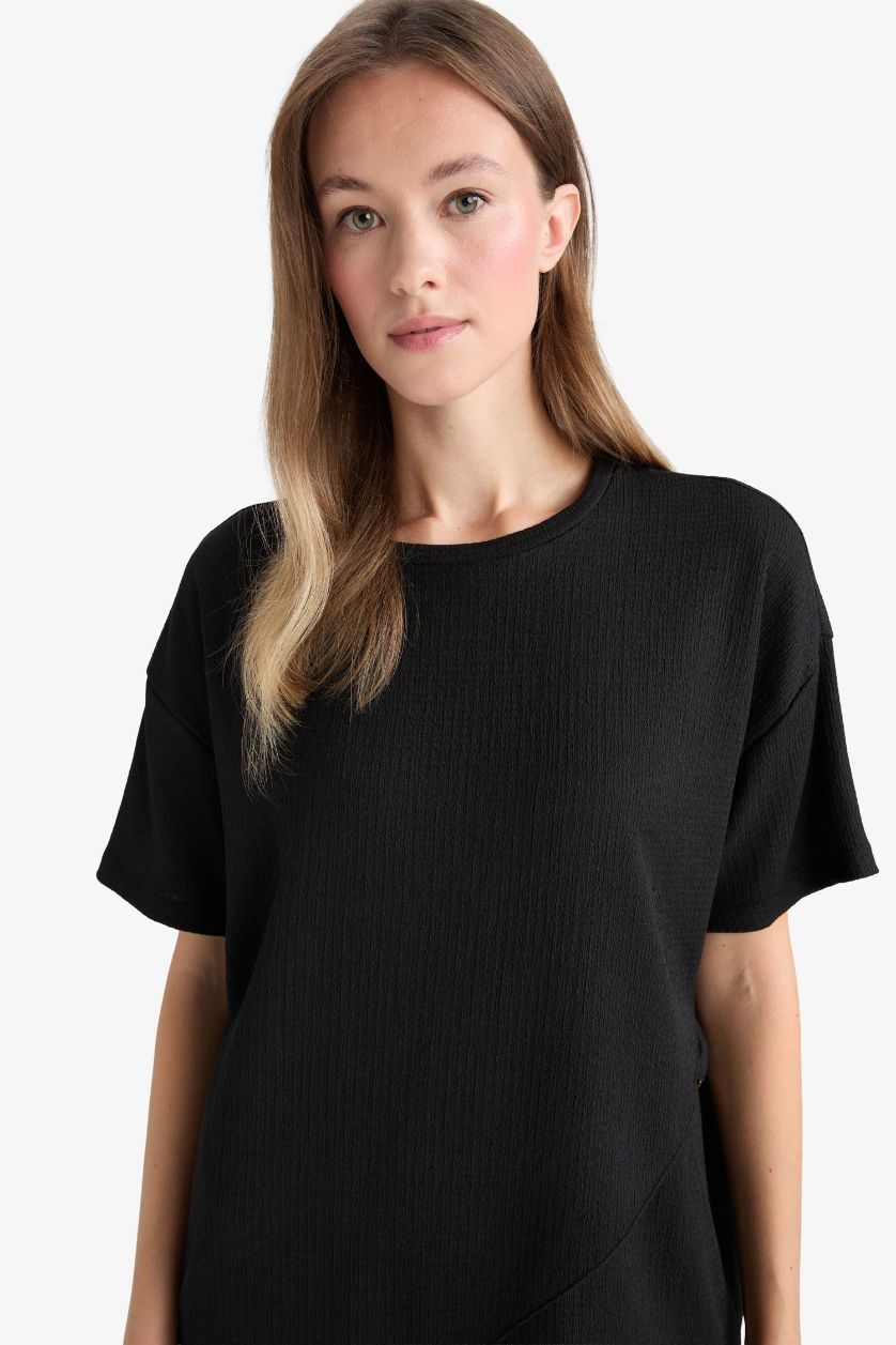 Kadın Siyah Regular Fıt Bisiklet Yaka Bürümcük Kısa Kollu Tişört