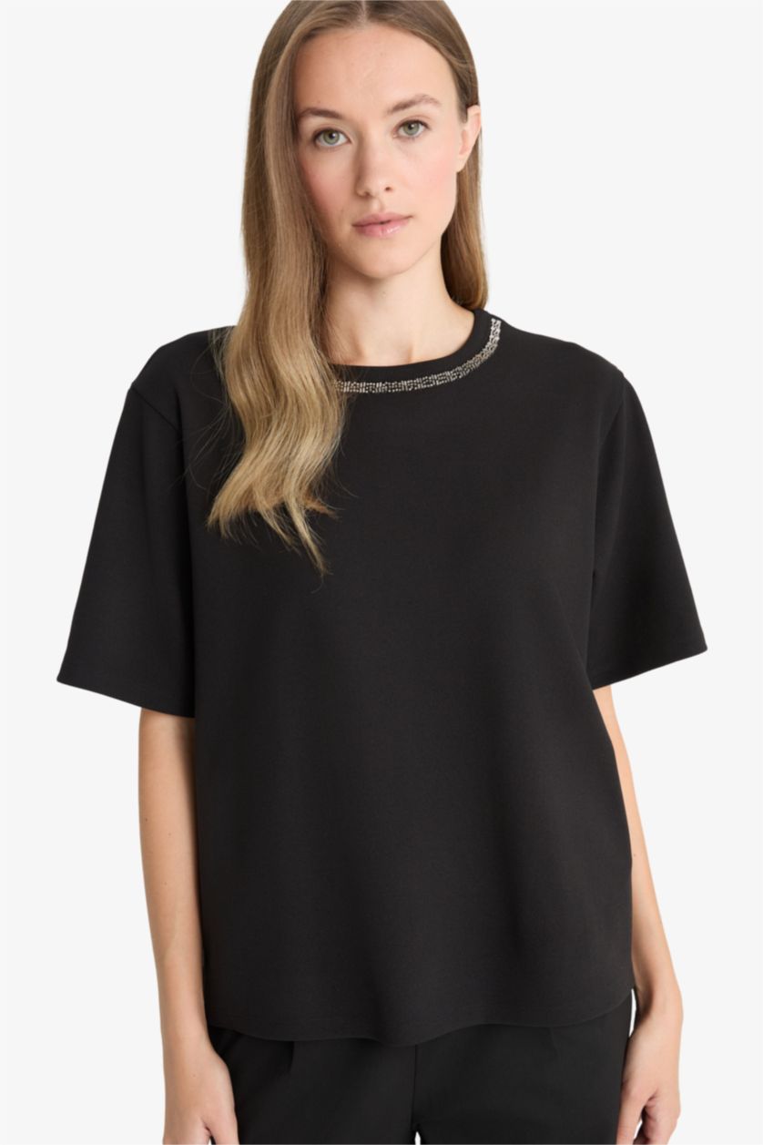 Kadın Siyah Regular Fit Bisiklet Yaka Nakışlı Krep Kısa Kollu Tişört 