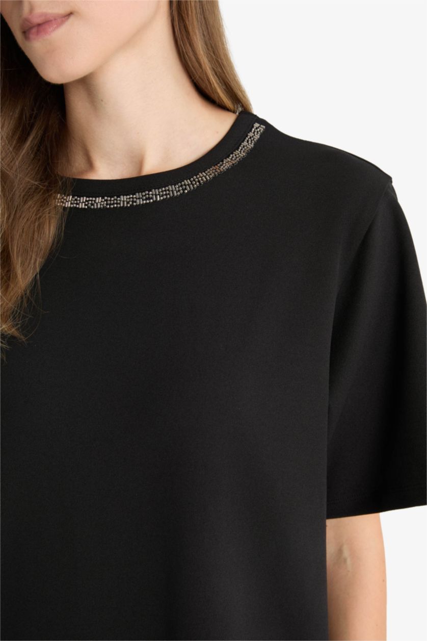 Kadın Siyah Regular Fit Bisiklet Yaka Nakışlı Krep Kısa Kollu Tişört 