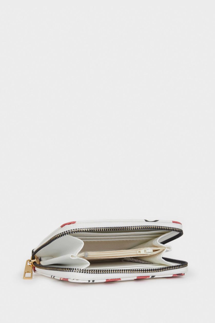 Woman White Woman Faux Leather Wallets