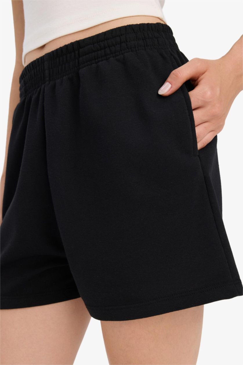 Woman Black Regular Fit Elastic Waist Basic Shorts