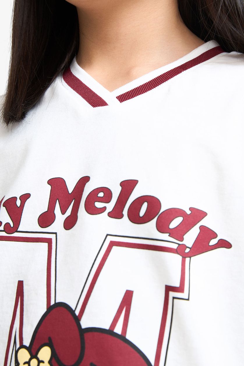 بنات بيج فاتح تيشيرت بناتي نص ردن اوفر سايز بياخة V من هيلو كيتي