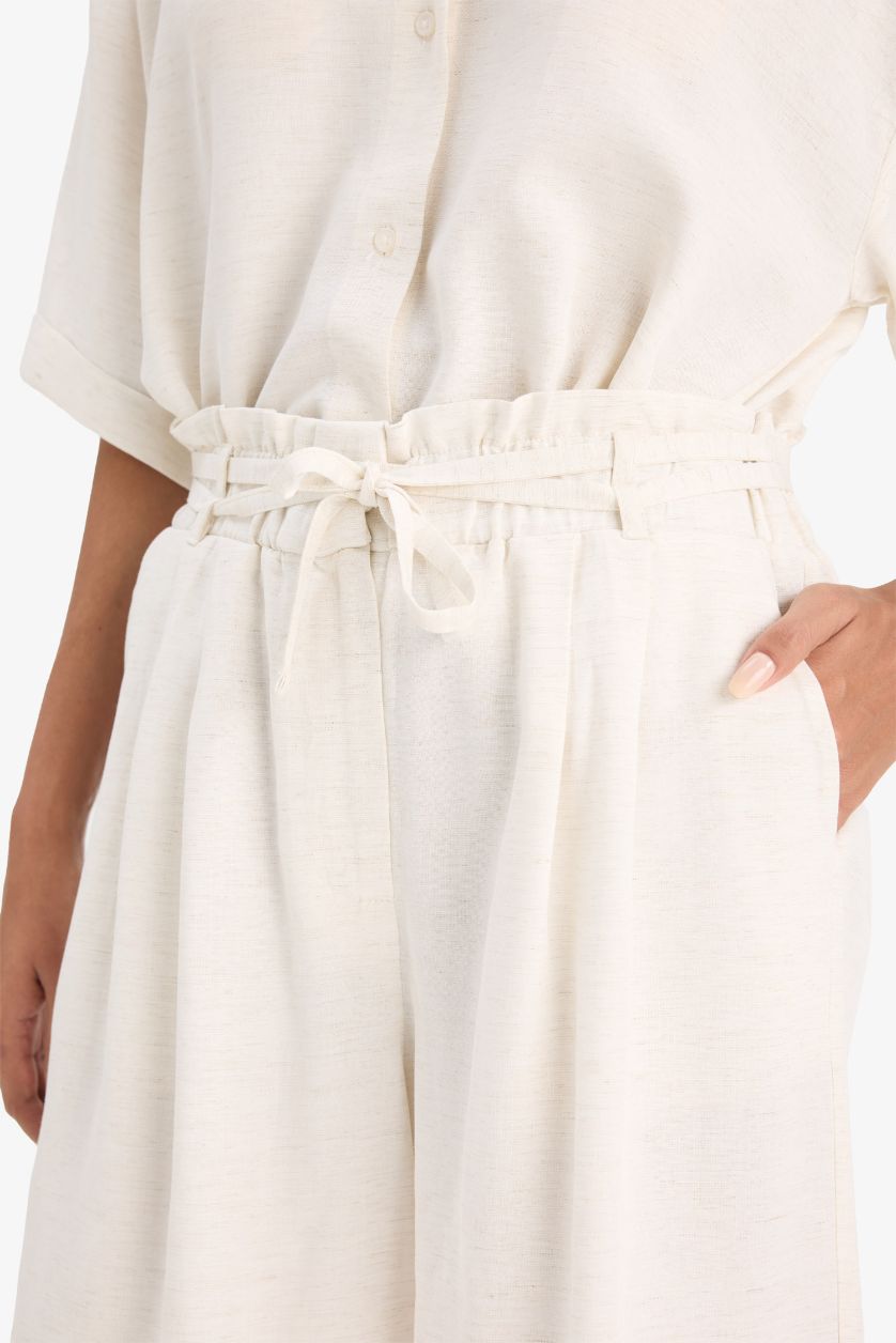 حريمي بيج فاتح شورت قصة عادية بخصر عالي وحزام