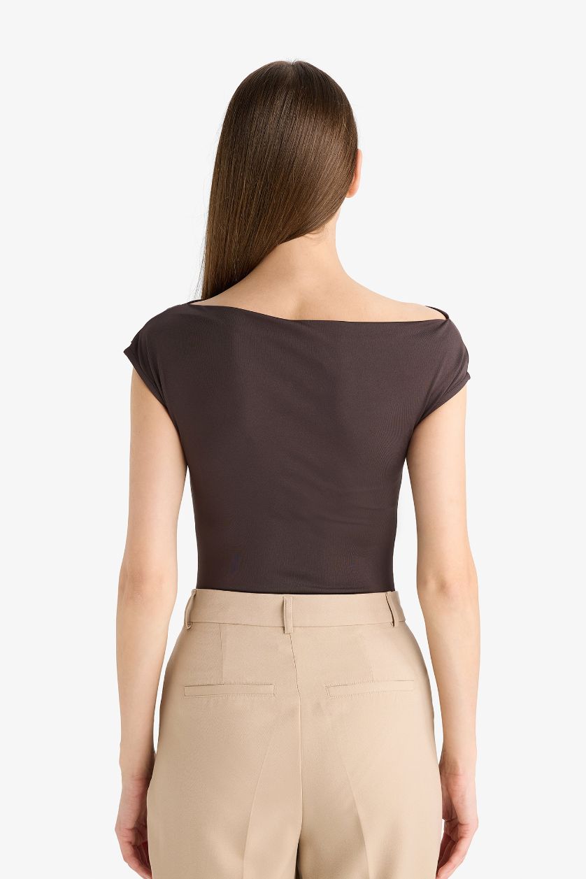 حريمي بني بلوزة بودي سوت سليم فيت غير متماثل