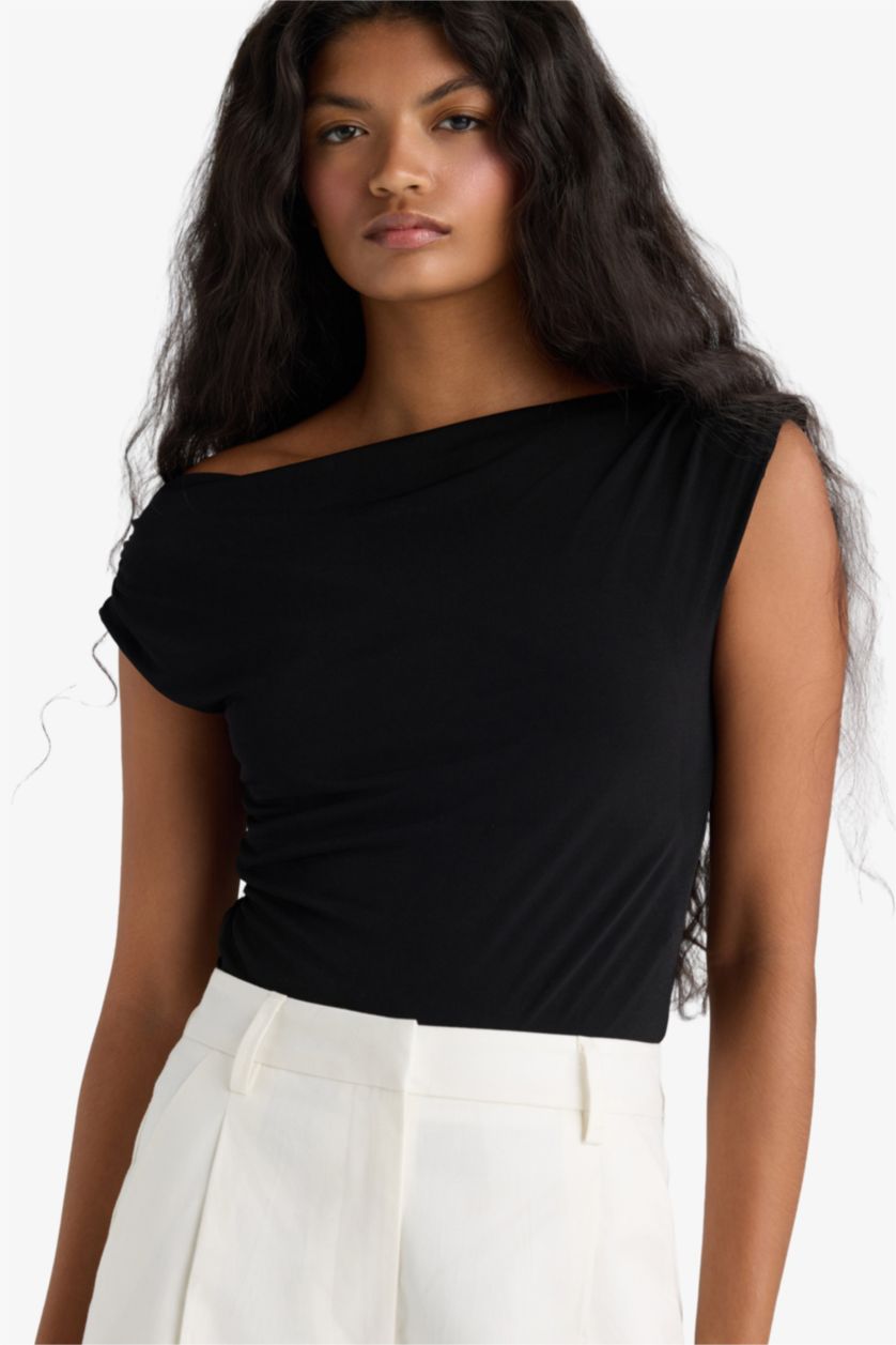 Kadın Siyah Slim Fit Dar Kesim Degaje Yaka Bluz