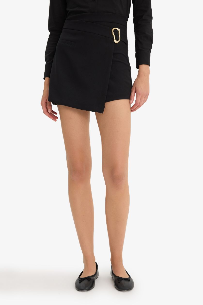Kadın Siyah Toka Detaylı Şort Etek