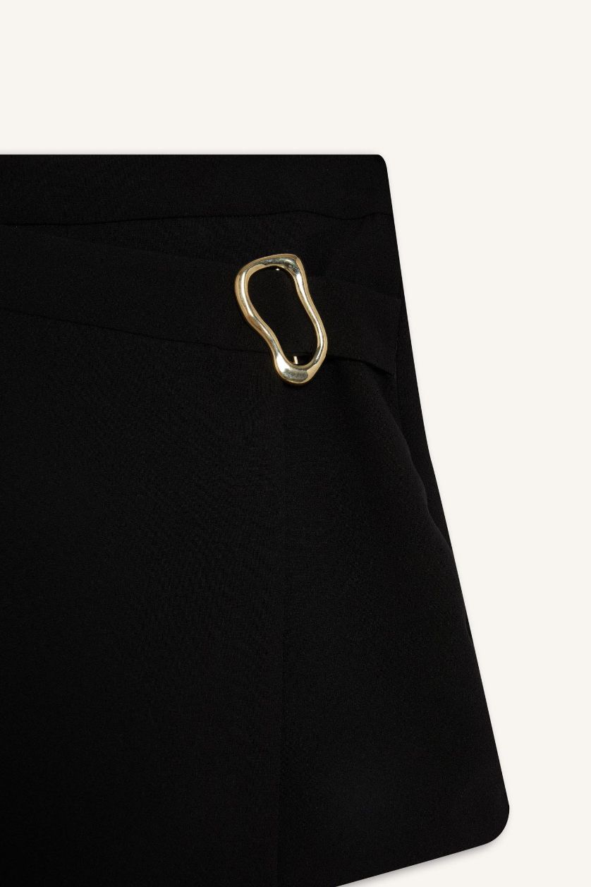Kadın Siyah Toka Detaylı Şort Etek