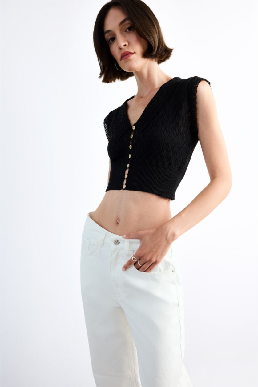 Woman Black Large Collar Buttoned Knit Crop Top