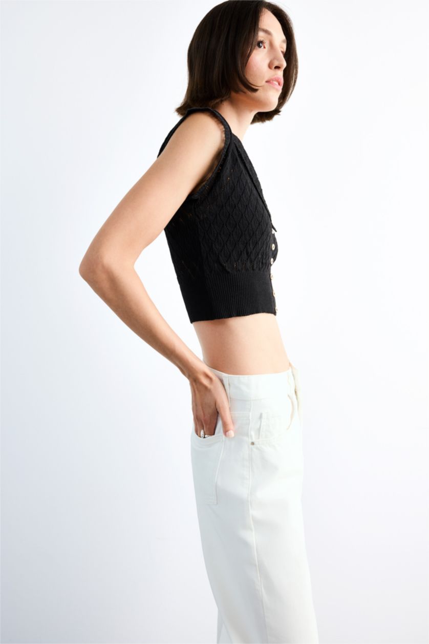 Woman Black Large Collar Buttoned Knit Crop Top