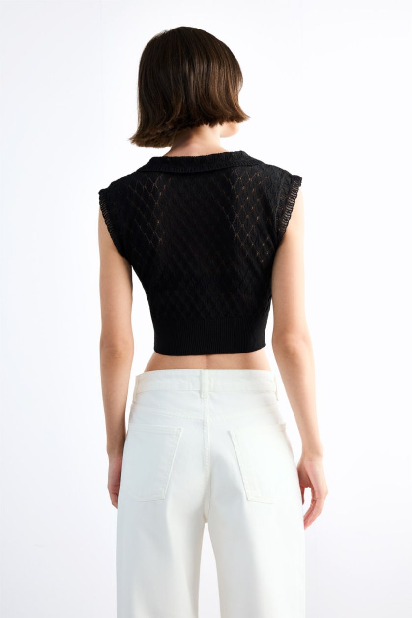 Woman Black Large Collar Buttoned Knit Crop Top