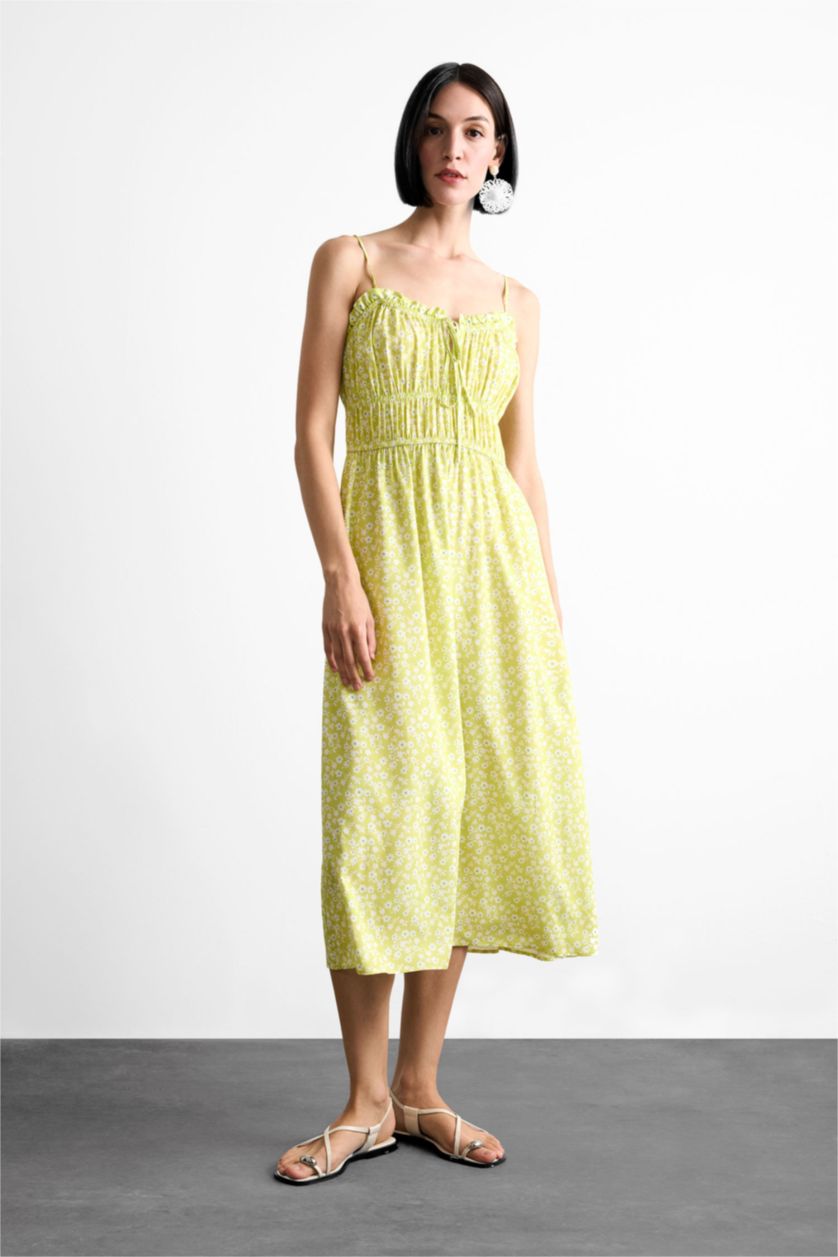 Kadın Sarı Çiçek Desenli Büzgülü Yaka Askılı Midi Elbise