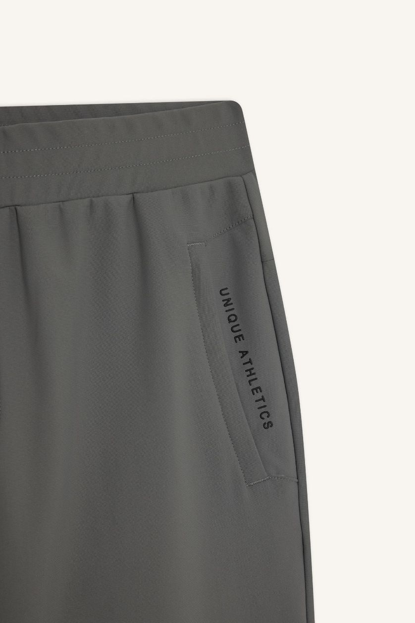 رجال رمادي بنطرون قصة عادية