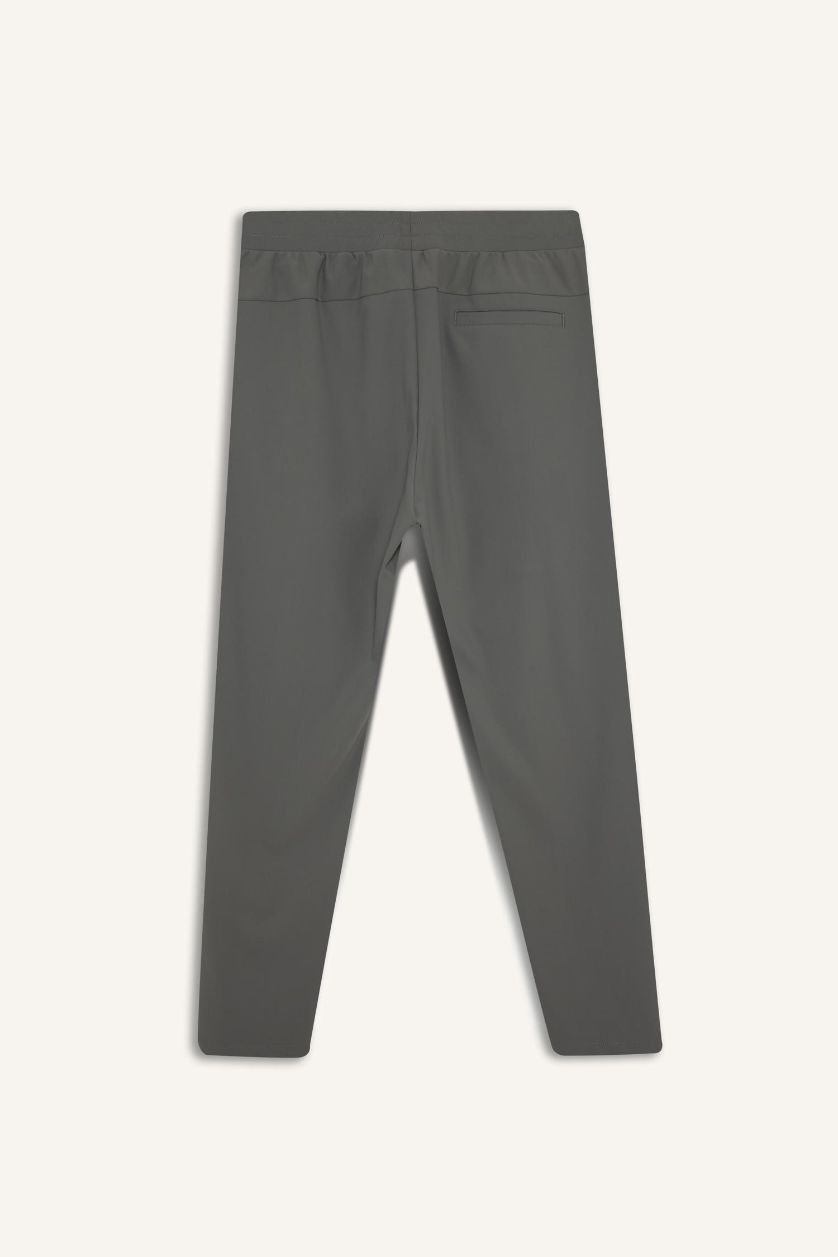 رجال رمادي بنطرون قصة عادية