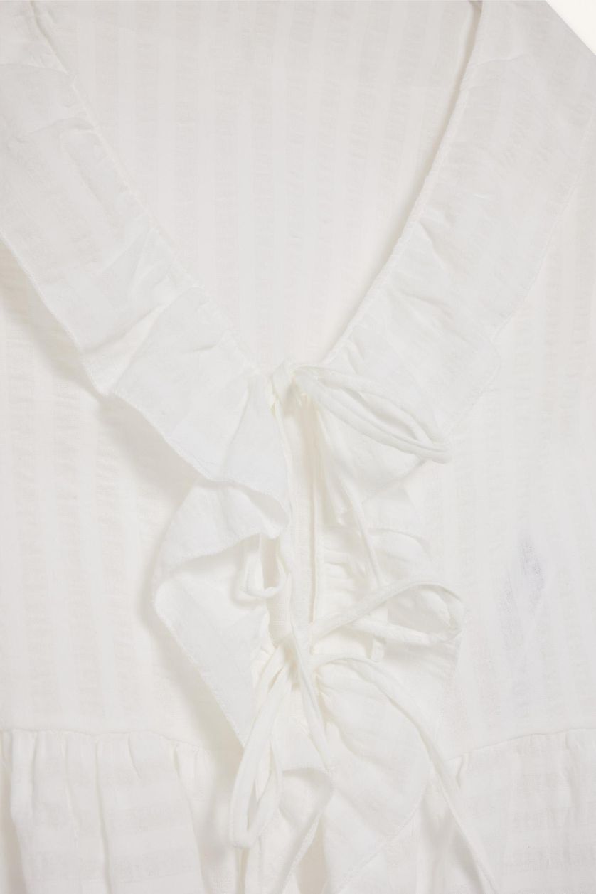 Kadın Kırık Beyaz %100 Pamuk Regular Fıt Dokulu Önden Bağlamalı Fırfırlı Bluz