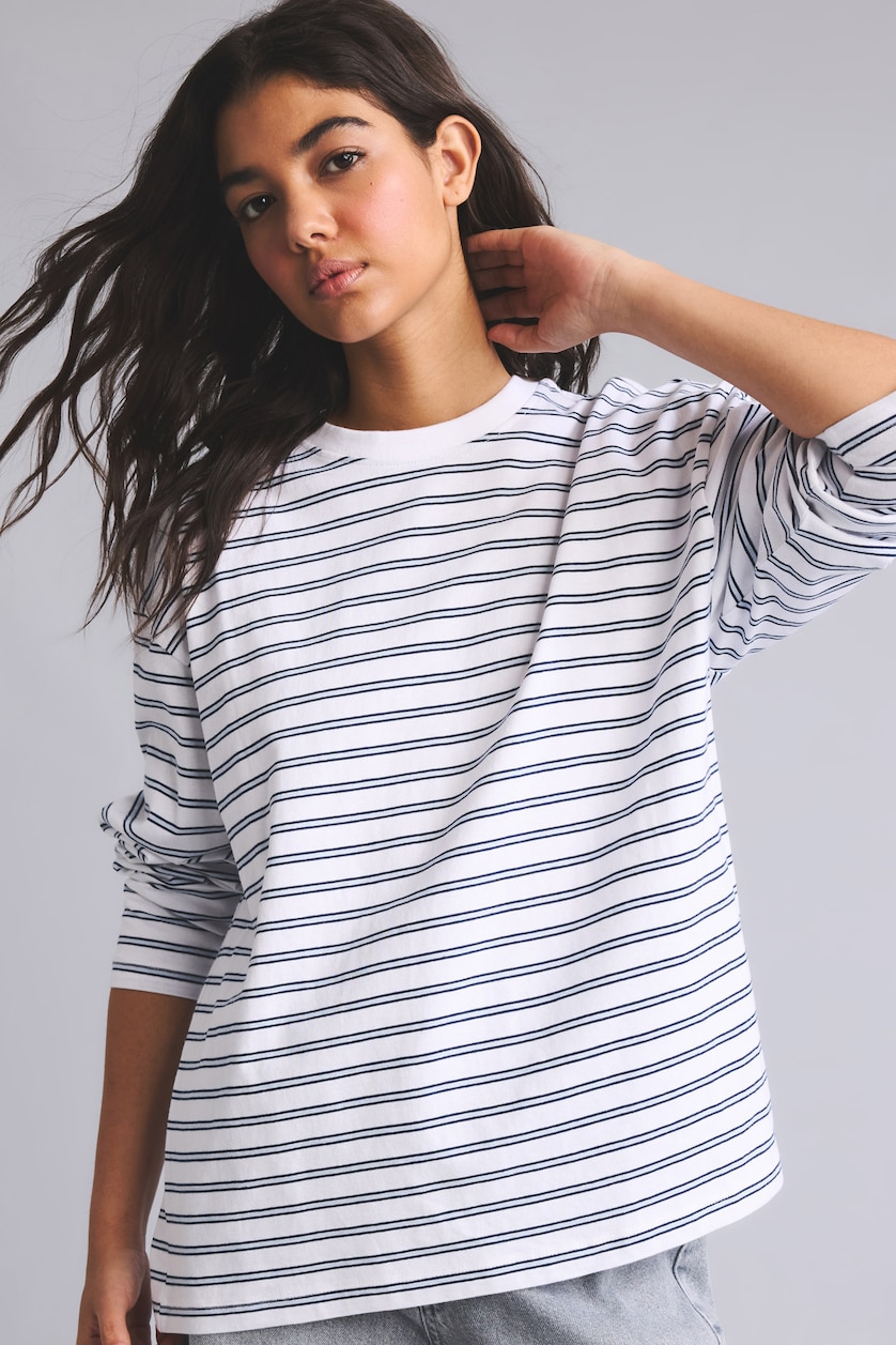 Woman White Loose Fit Crew Neck Sweatshirt