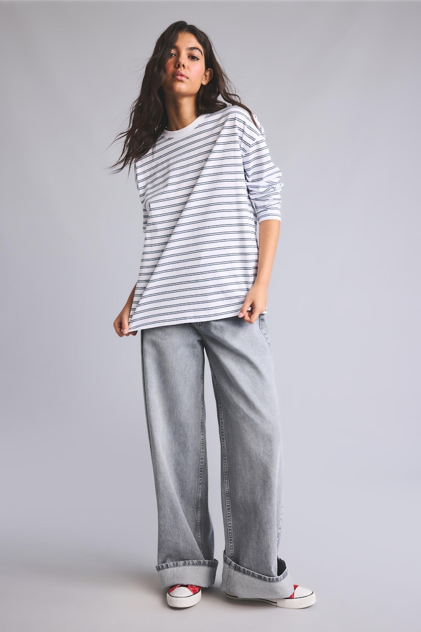 Woman White Loose Fit Crew Neck Sweatshirt