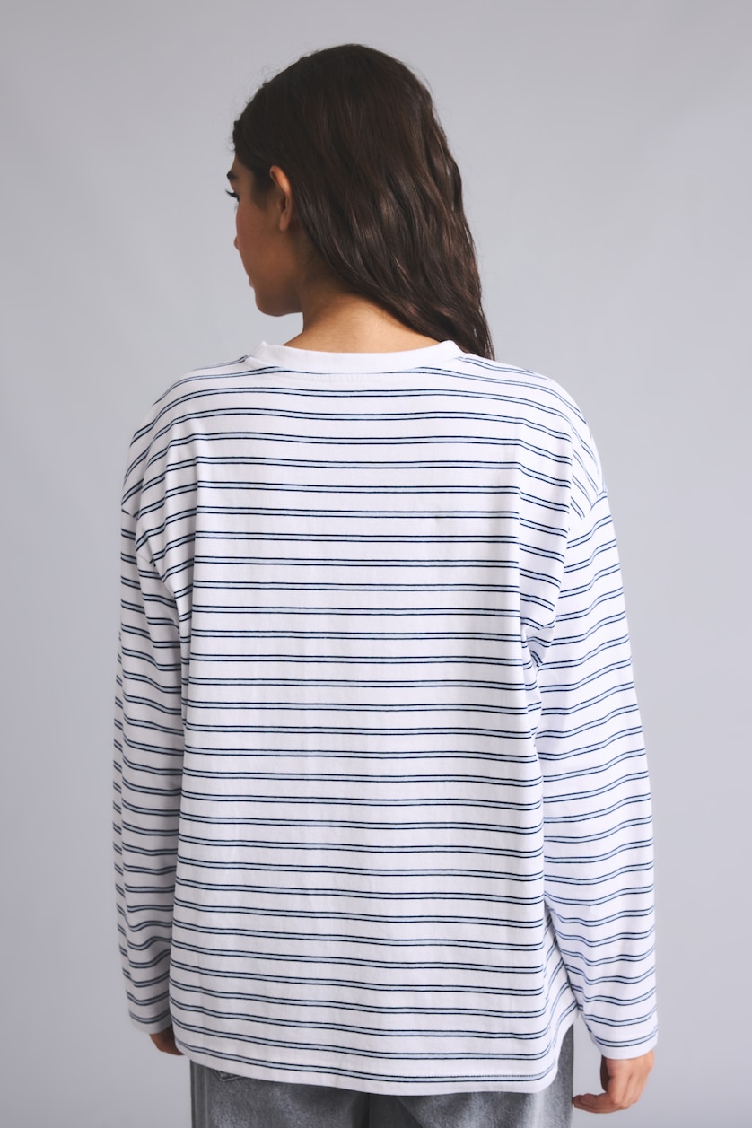 Woman White Loose Fit Crew Neck Sweatshirt