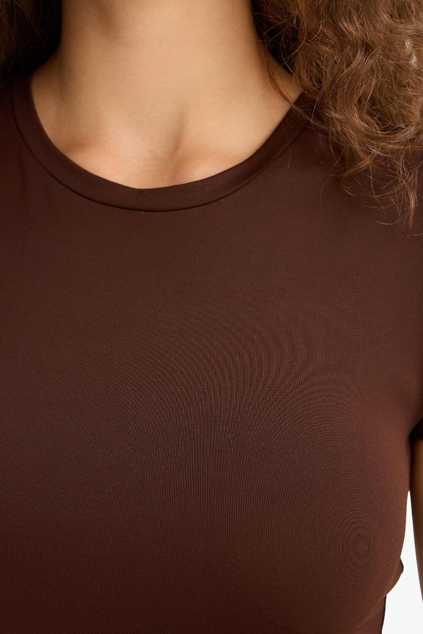 Женщины Коричневый Облегающая базовая футболка черного цвета с круглым вырезом и короткими рукавами.